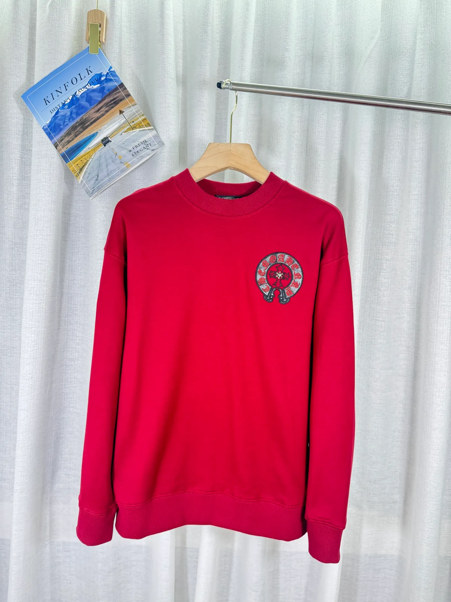 P240 top version, real shot without P, ​​different from market currency) 𝗖𝗵𝗿𝗼𝗺𝗲 𝗛𝗲𝗮𝗿𝘁𝘀/Cro Heart 2025 Washed Leather Embroidery Autumn and Winter New Original Single Counter American Laser Burnt 3D Three-dimensional Color Embroidered Couple Casual Sweater 👑The highest version! Customized fabric 420g tripe terry fabric! American acid-washed and distressed original fabric, laser burnt pattern ✟Skin embroidery, exquisite embroidery of letters! The best-selling model in the counter, very comfortable to wear. Accessories: original molded and authenticated collar label➕100% silk wash label. Genuine purchase-grade original hangtag➕matching hanging rope➕3D hanging beads➕original packaging bag. Craftsmanship: The original version has consistent wiring! The highest version of the armhole matching technique! Color: Red Black Size: S M L XL Style No.: 9322